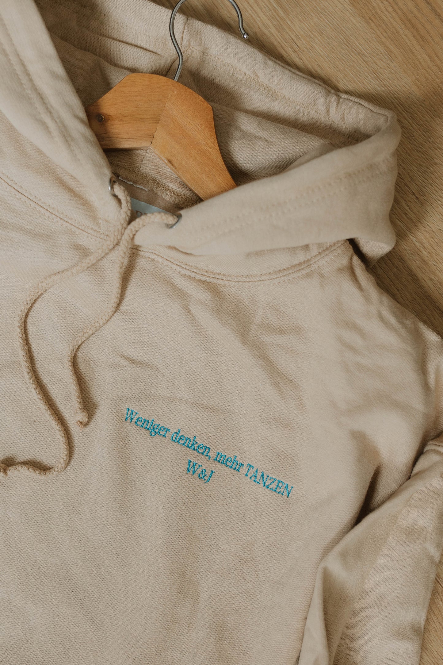 Hoodie mit Stickerei "TANZEN" - WILL AND JAY DESIGNS