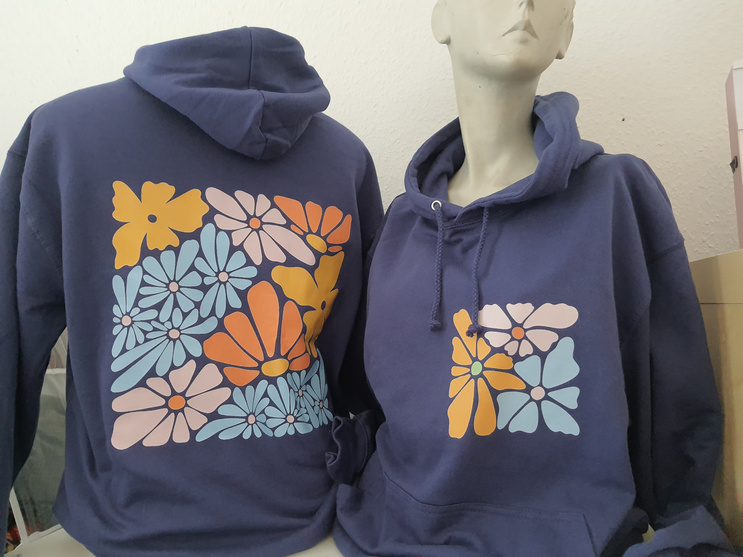 Unisex Hoodie mit beidseitigem Print - WILL AND JAY DESIGNS