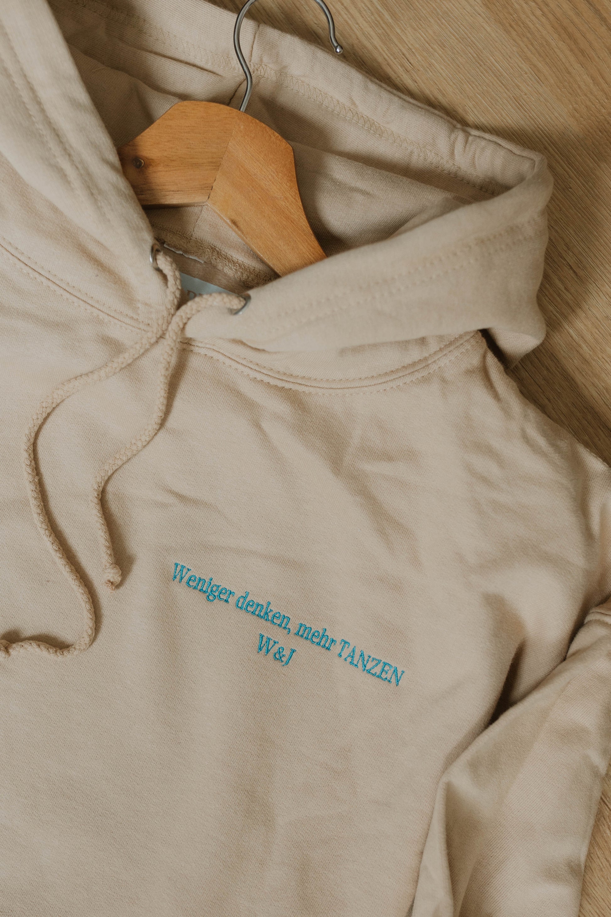 Hoodie mit Stickerei "TANZEN" - WILL AND JAY DESIGNS
