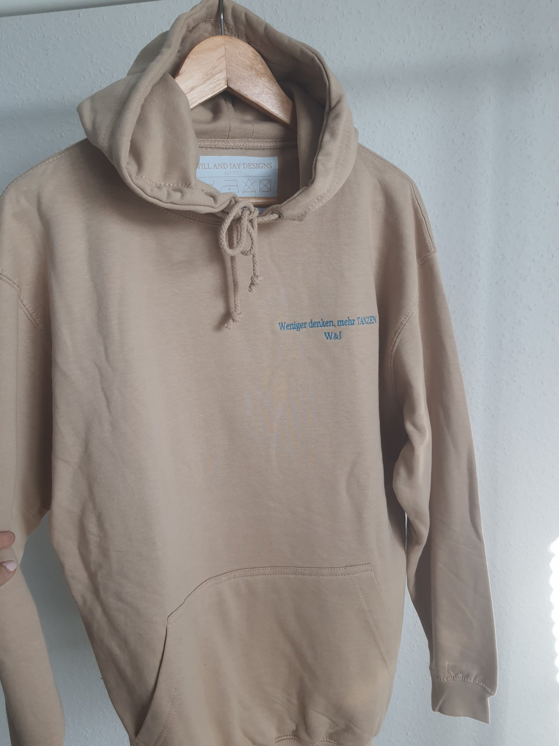 Hoodie mit Stickerei "TANZEN" - WILL AND JAY DESIGNS